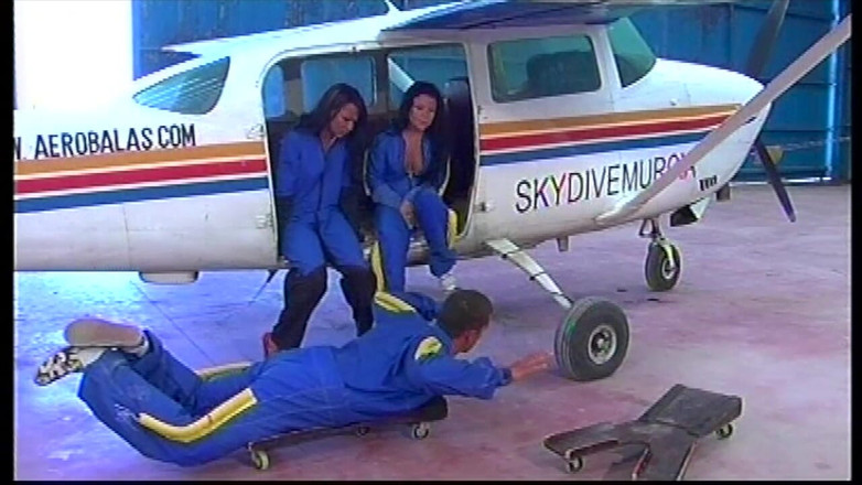 Inhonorof porn: 비행 강사와 함께 비행기에서 쓰리섬