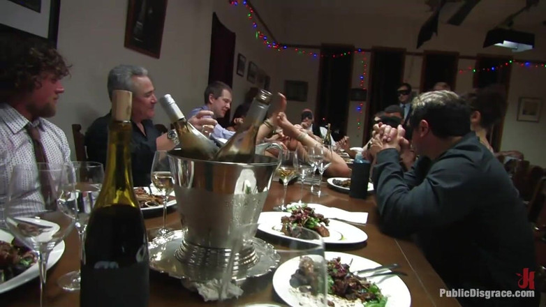 Public Disgrace by Kink: Klasyczna sesja archiwalna: kolacja