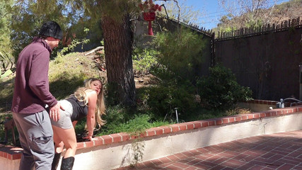 Erin Electra: Bahçede orta yaşlı seksi kadın komşusuyla sikişiyor