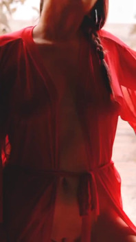 Luci basse, tocchi dolci e una provocazione sensuale che non dimenticherai