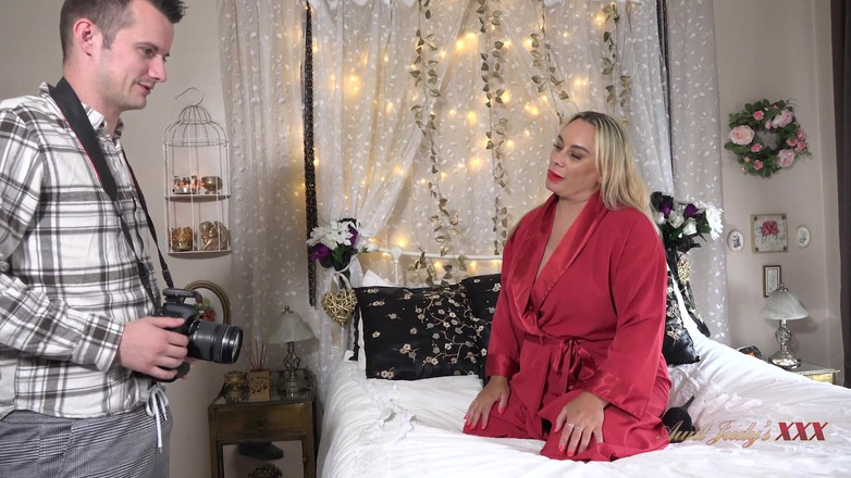 Aunt Judy's XXX: Milf Eva May met grote tieten verleidt haar fotograaf