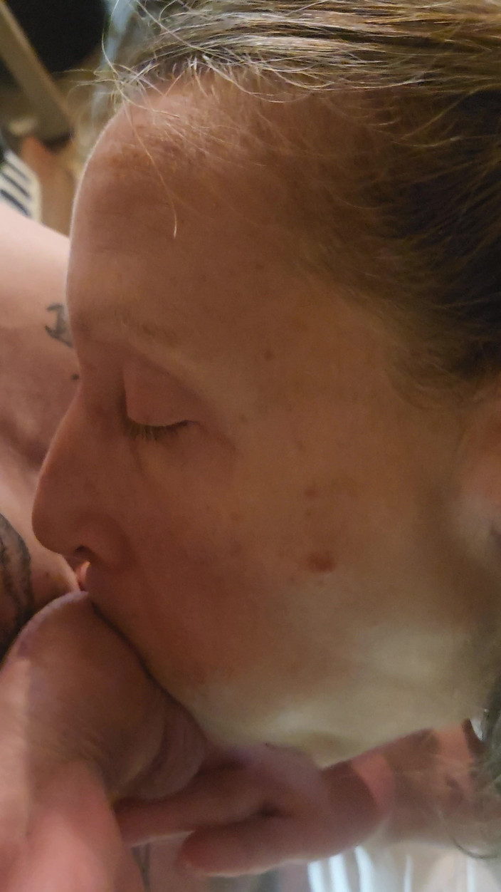 Goode Girl: Goode kız dildoya binerken kocasının yarağını ve taşaklarını emiyor