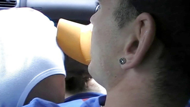 Gaybareback: Соси паренька в моей машине и трахни меня жестко на улице