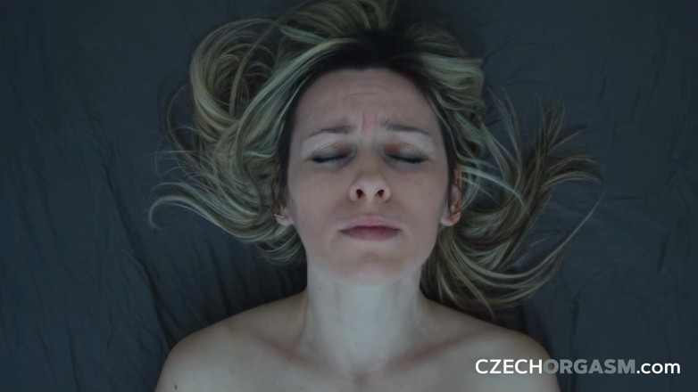 Czech Orgasm: चेक चरमसुख 170 परिपक्व बेब अपनी लथपथ चूत को तब तक सहलाती है जब तक कि वह टपकती नहीं