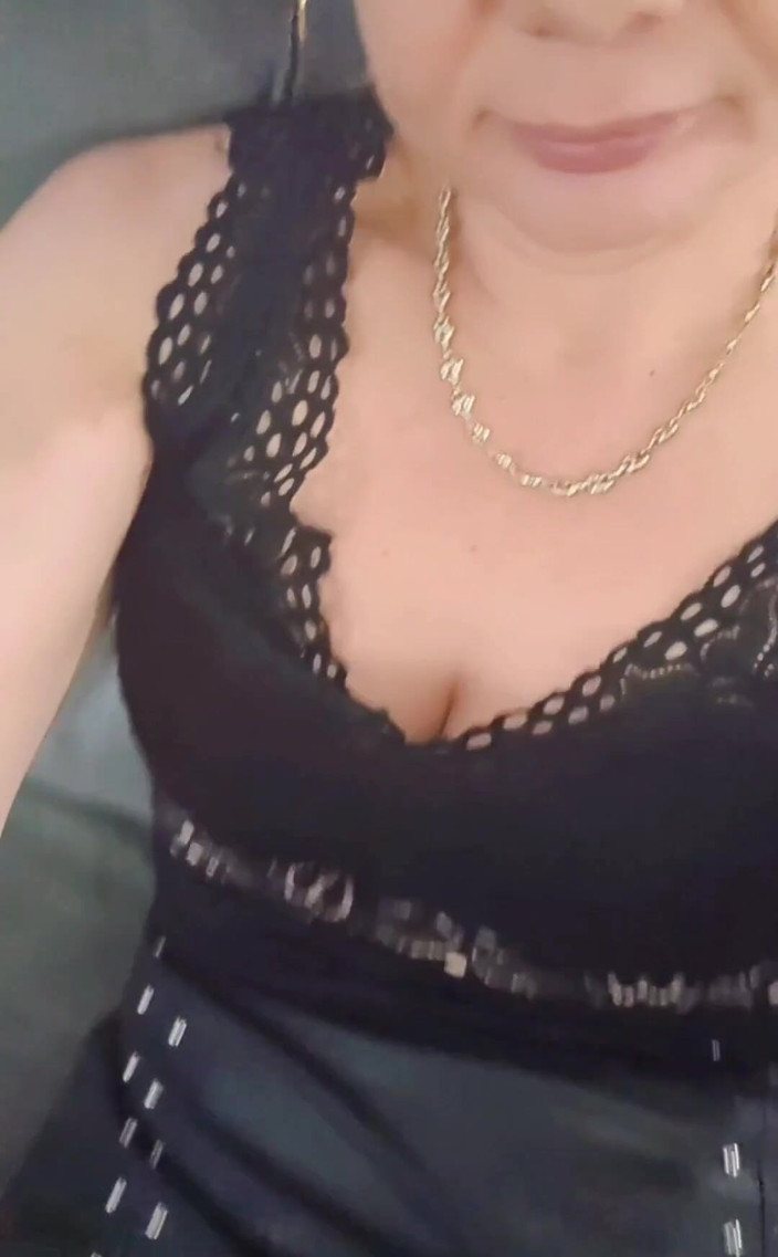 Sofy13: 穿皮裙的熟女 - 短视频