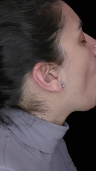 Turtleneck màu xám bắn tinh lên mặt