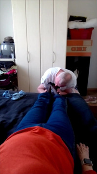 Kaki Nilon Seksi Nenek Di Sore Hari