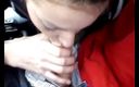 Young Libertines: Morena adolescente chupando o pau do motorista