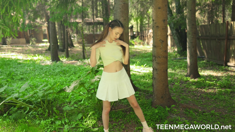Teen Mega World: Cực khoái dễ thương trên băng ghế