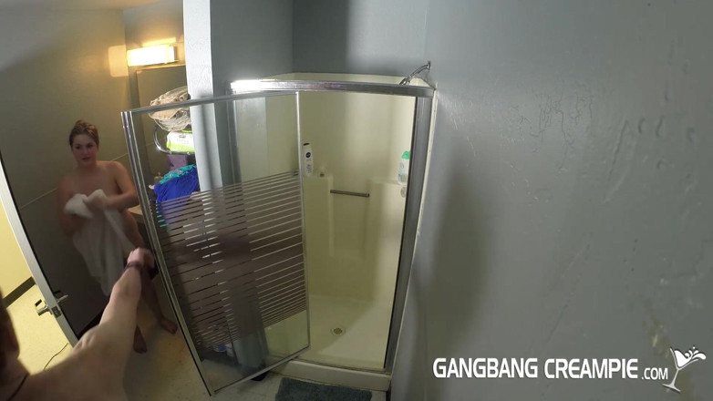 Aziani: 샤워 중 포르노 촬영 후 따먹히는 5 명의 소녀