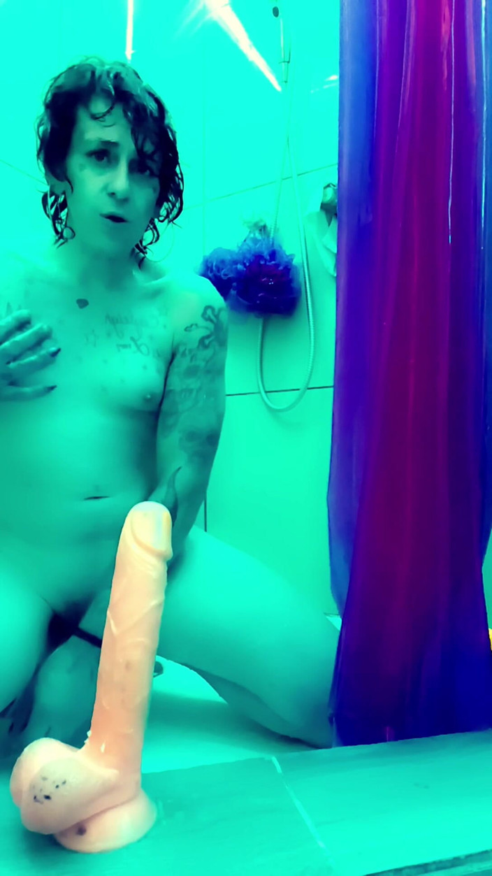 Chikgotadik: शॉवर में डिल्डो, वाप मुझे मेरे डिल्डो की सवारी करते हुए देखो सब गीला