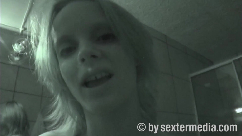 Petty by Sextermedia: Zlatý déšť Teenie Petty je do pissing hry