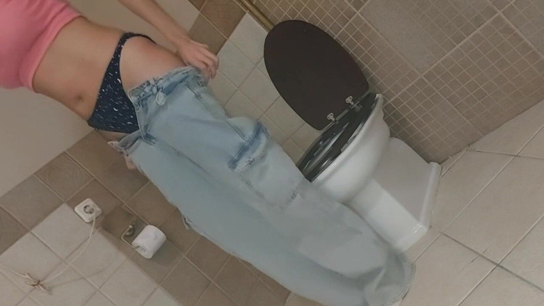 GinnaGg: Pinkelte Und Wischte Ihre Nasse, Haarige Fotze Ab