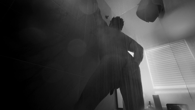 Ivan the Pleasure Dom: Prosty żonaty mężczyzna pieprzy dildo pod prysznicem (część 1)