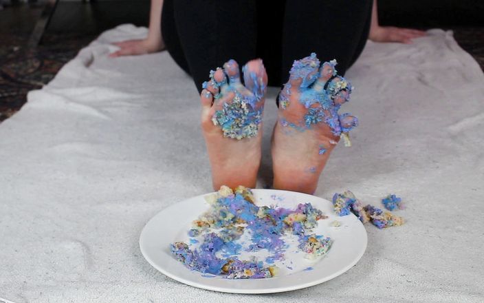 Emma Lilly clips: Đập cupcakes với ngón chân của tôi