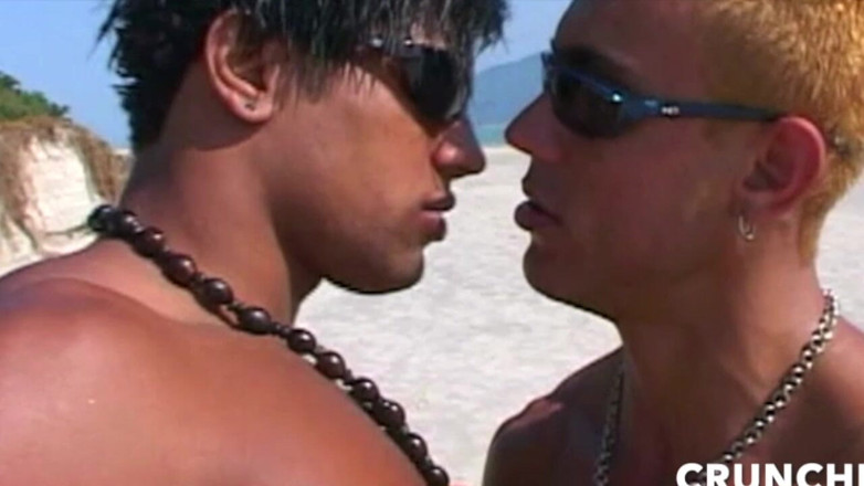 Gaybareback: Латиноамериканський twink трахається без презерватива з другом