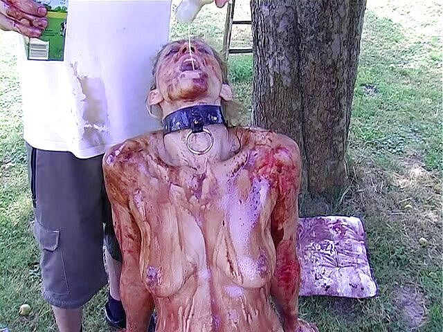 Lucky Wankerz: 素敵なブロンドは彼女の女を屋外でおもちゃにしています