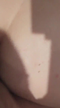 Cuckold kijkt naar zijn rondborstige vrouw.