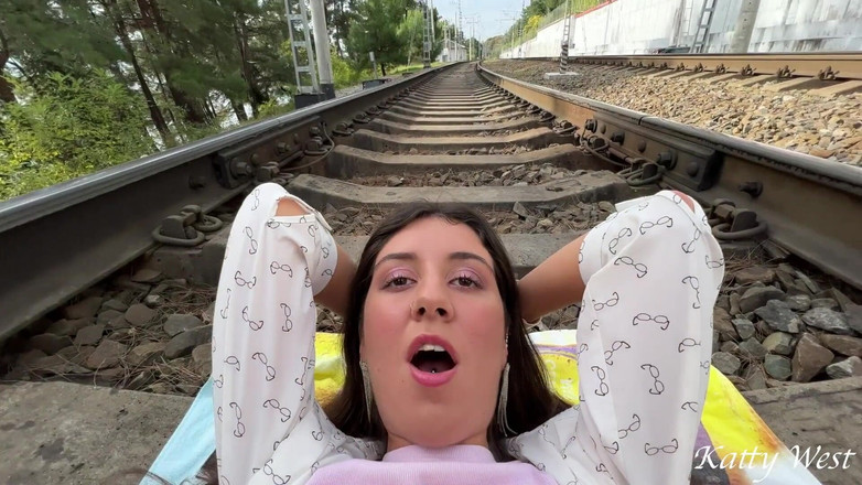 Katty West: Riskantní sex na kolejích, byli jsme chyceni, ale pokračovali jsme...