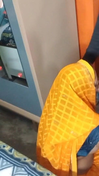 穿着黄色纱丽服的非常漂亮的哥