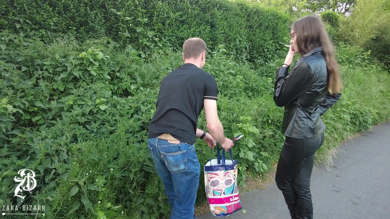 Zara Bizarr: Brennnesseln treten
