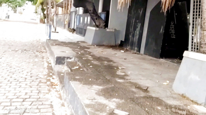 April BigAss: Straße trinkend pisse auf coup fit