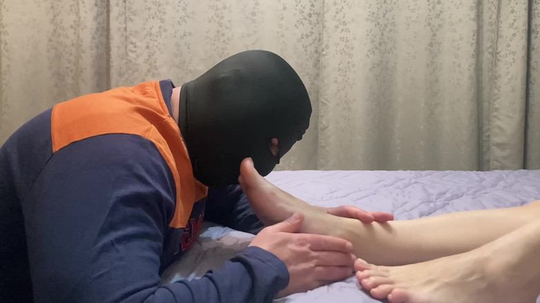 PriyaNaavya: मेरे पैरों की पूजा करो तुम गुलाम