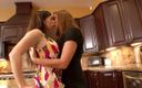 Lesbian Illusion: In de keuken twee lesbiennes in actie
