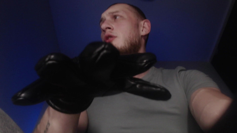 Hunky time: L’alpha Avec Des Gants En Cuir Domine