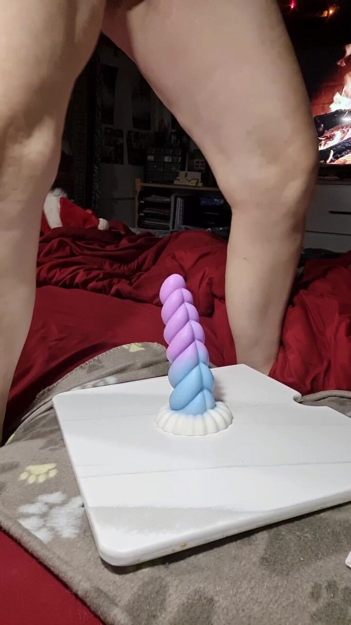 KittieNoOne: Culona milf monta un consolador gordo para estirar ese coño