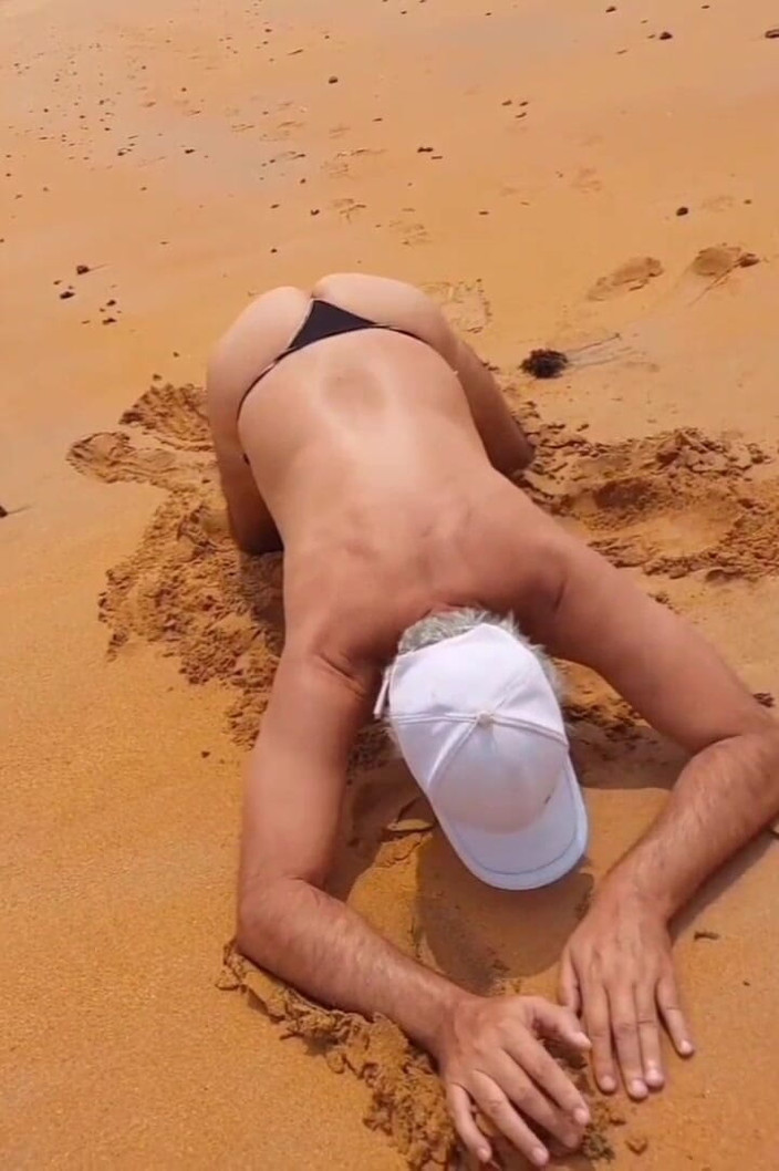 Ladysilvas: Ladysilva menunjuk-nunjukkan pantat panasnya dalam seluar dalam di pantai