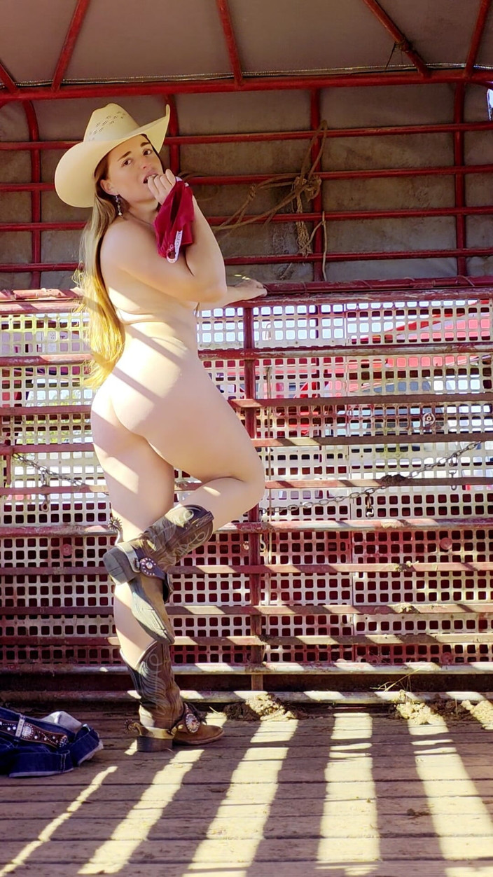 NaughtyRedFarmgirl: Руда наїзниця повільно роздягає, дражнить вас оголеним тілом, нюхаючи трусики, смакуючи пизду