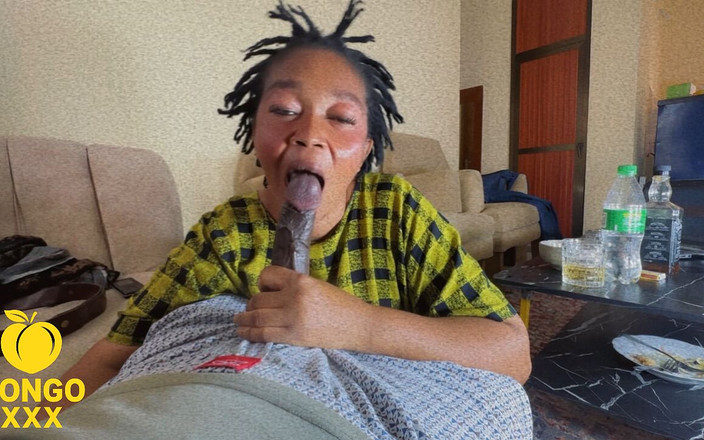 BongoXXX: विशालकाय सुन्दर सौतेली मम्मी मस्ती के लिए इस बड़े काले लंड को चूस रही है