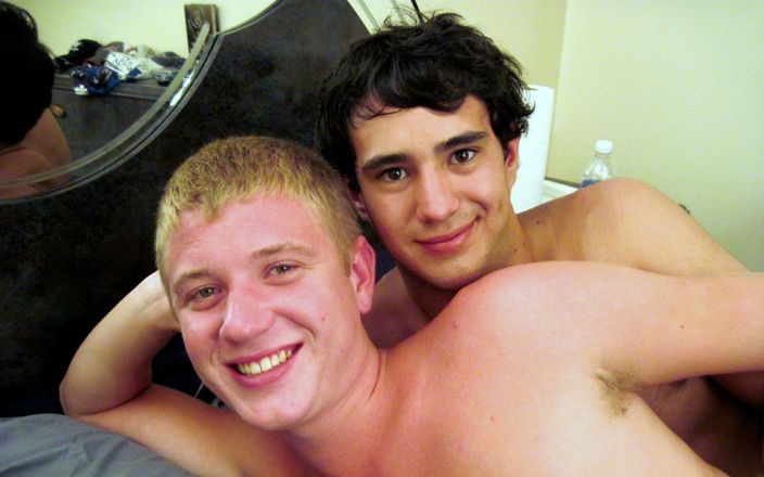 Gay Guys: 热辣的年轻情侣男同在坏人身上操她们的菊花