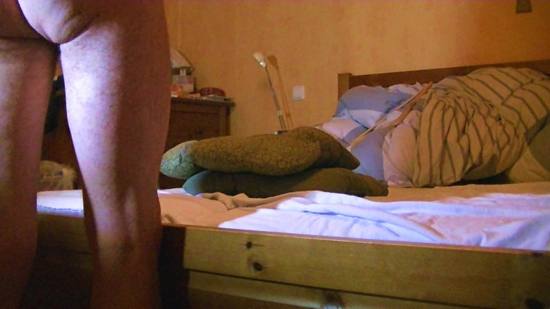 Mark Hannes: 벌거벗은 침대 엉킨 자위