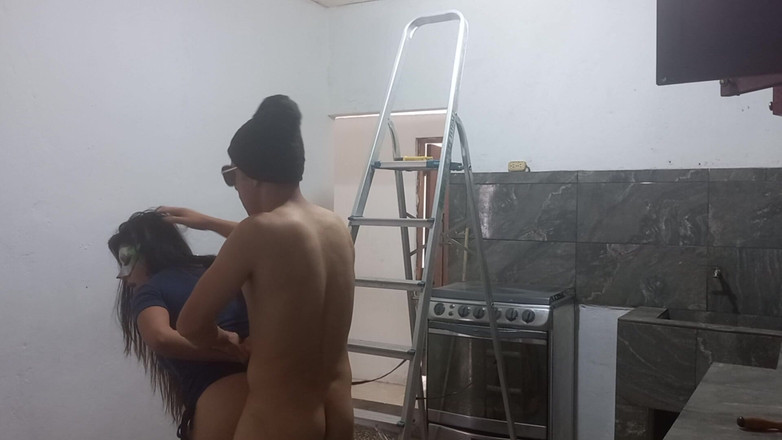 Martin13: 전기 기술자는 아름다운 얼굴, 운동 몸과 큰 페니스. 그가 일하는 동안 그를 따먹었어