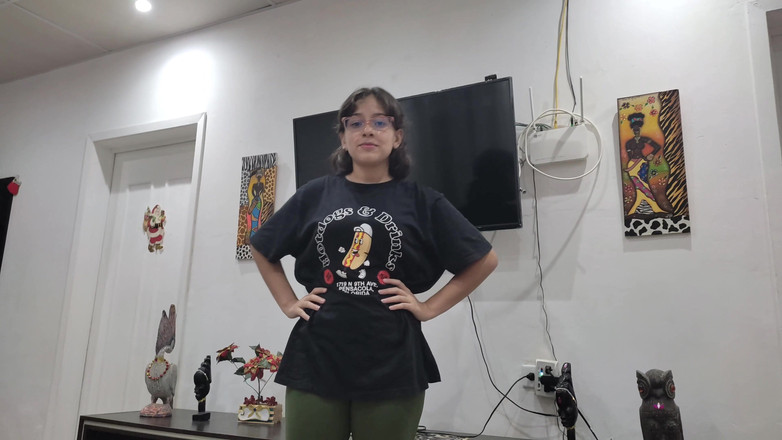 SugarPose: Gadis imut latina lagi asik dientot di remote control