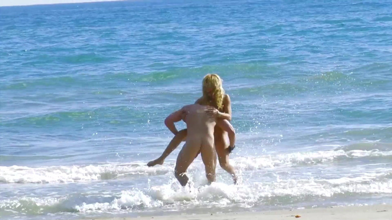 Radical: Slutty MILF and her bouncy tits at the beach