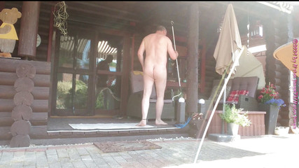 Carmen_Nylonjunge: Naturismo nel cortile 1