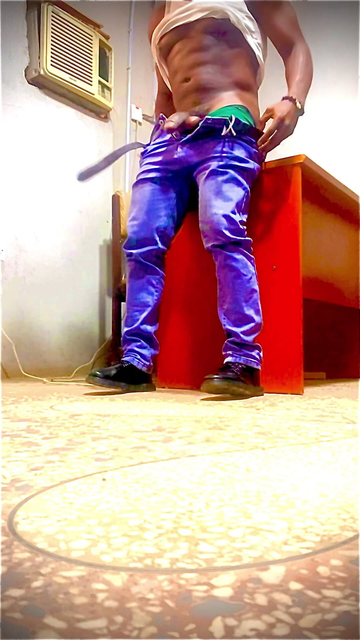 Enigmatic Buoy: Masturbándose dentro de mi oficina