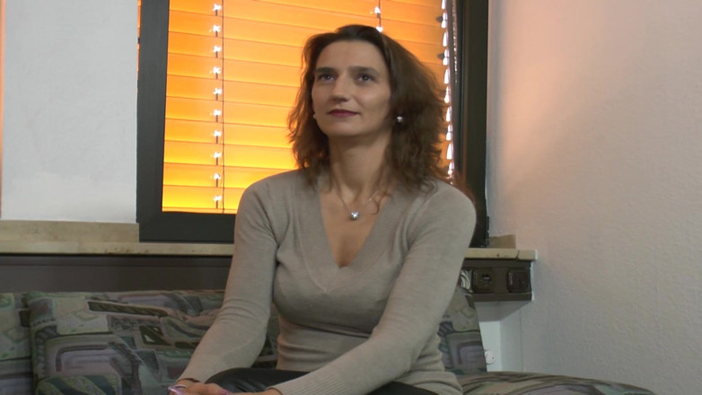 Deutsche Frauen: Ohromující německá MILFka masturbuje v sólové akci