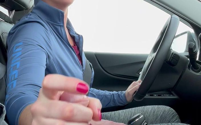 Lisa Brooks: O brunetă drăguță se întinde și mă masturbează în mașina ei
