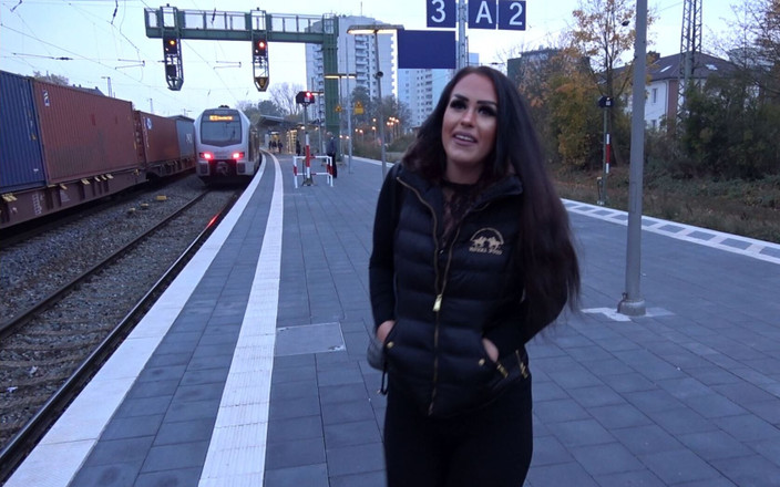 Andy Star: Tren istasyonu tuvaletinde hamile bırakmak