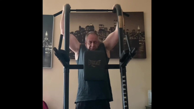 Alex Igogo: Allenarsi e masturbarsi