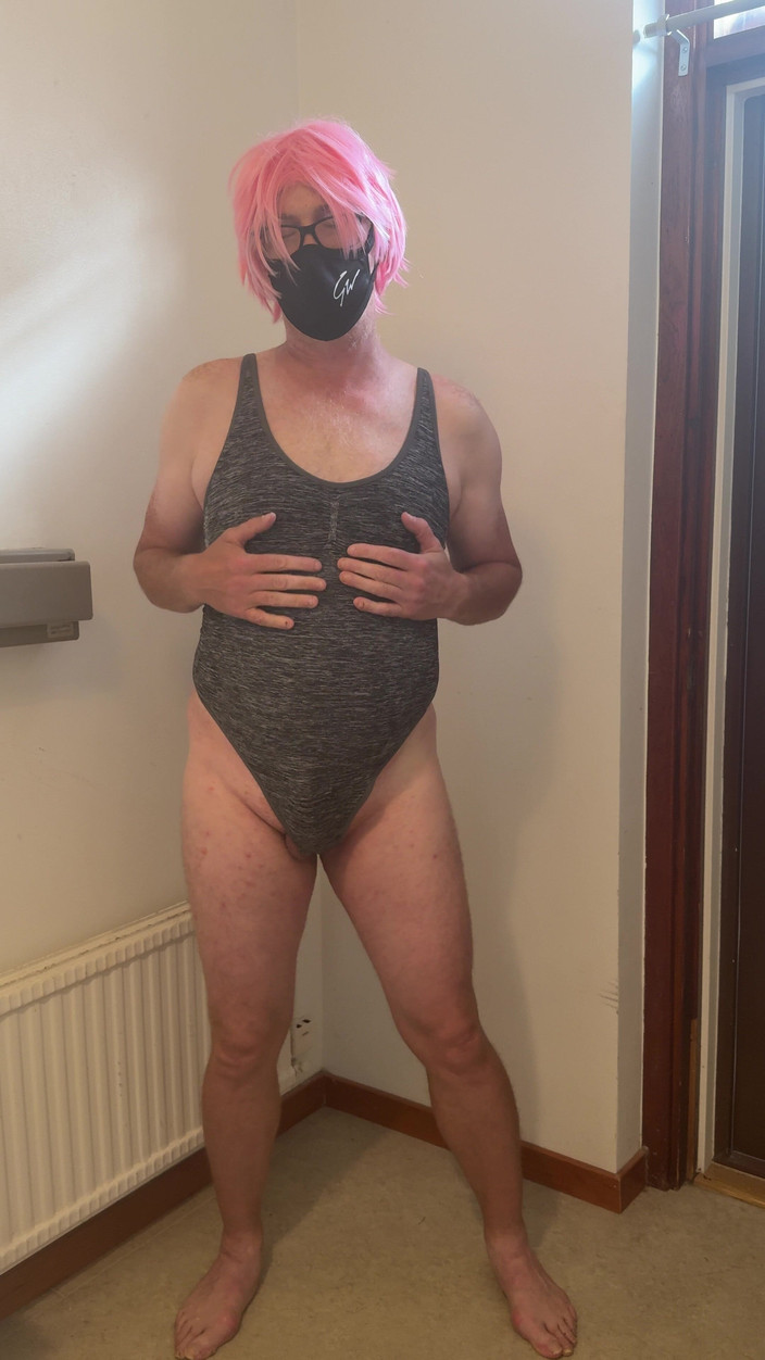 Julia Trans: La puttana dai capelli rosa si masturba e viene e...