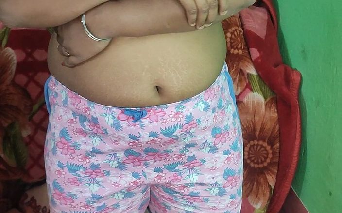 Sexy Indian babe: Индийская толстушка-домохозяйка прыгает на сиськи и показывает очко крупным планом