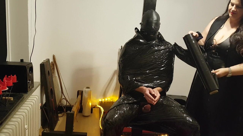 DOMINATRIX6: Foil bondage slave parte 2 - film imbragato mummificato e portato al...
