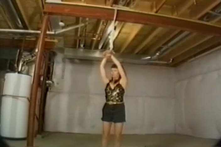 Club of Bondaged Babes: वह बंधी हुई है और Domina master द्वारा पिटाई की गई