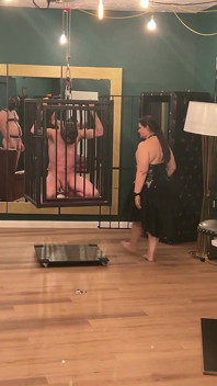 Enormes sumisas anales estiradas por los juguetes palpitantes de dommes