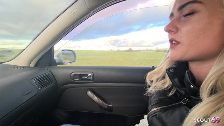 Scout69: 차에서 위험한 POV 야외 섹스를 즐기는 독일 금발 히치하이커